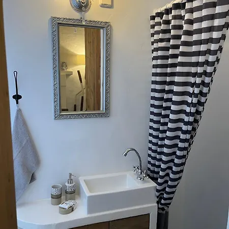 Willa Traditional Sofia